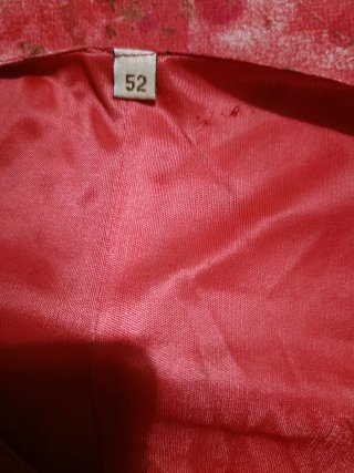 Blusa roja con manchas blancas