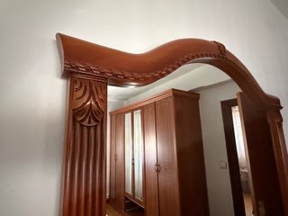 Espejo de madera con marco decorado