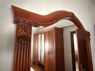 Espejo de madera con marco decorado