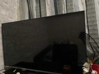 2 TVs LG (1 funciona, 1 con manchas)