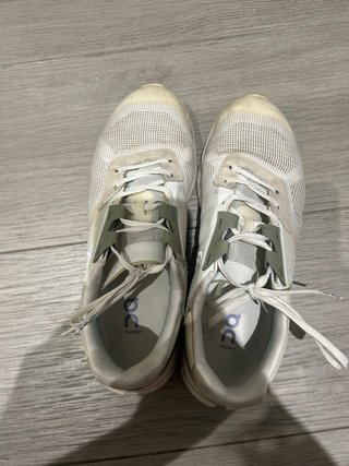 Zapatillas ON blancas y moradas talla 40,5