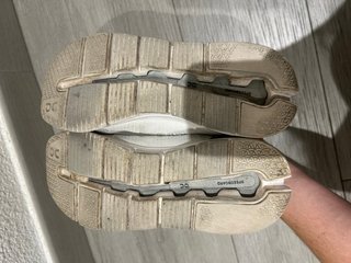 Zapatillas ON blancas y moradas talla 40,5