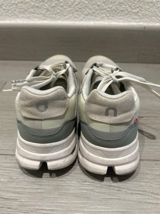 Zapatillas ON blancas y moradas talla 40,5