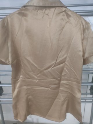 Blusa de satén color oro