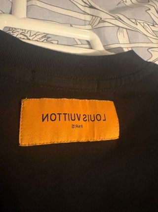 Camiseta Louis Vuitton Negra con Correa Azul