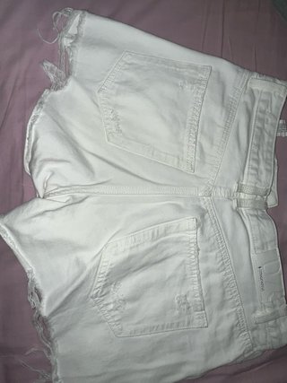 Pantalones cortos vaqueros blancos rotos