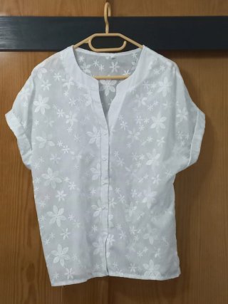 Camisa bordada manga caída mujer