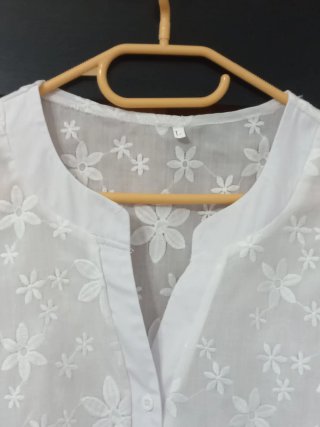 Camisa bordada manga caída mujer