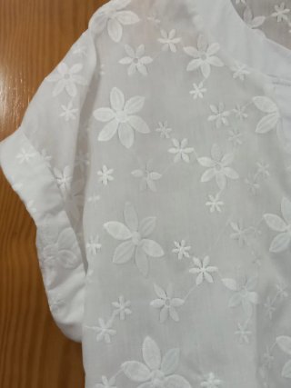 Camisa bordada manga caída mujer