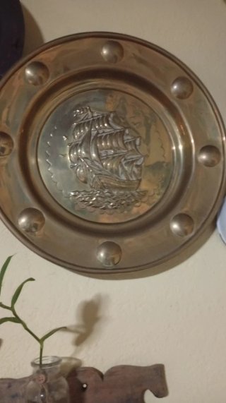 Plato decorativo bronce escena histórica