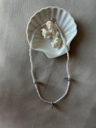 Collar de abalorios rosa y plateado