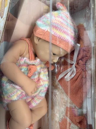 Muñeca bebé con conjunto tejido