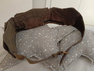 Riñonera de piel con múltiples bolsillos