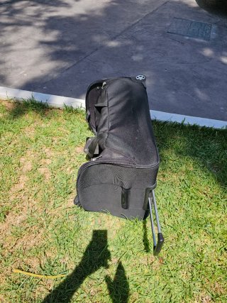 Bolso de viaje negro con ruedas