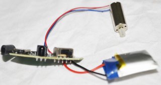 Placa de circuito impreso (PCB) con motor y baterí