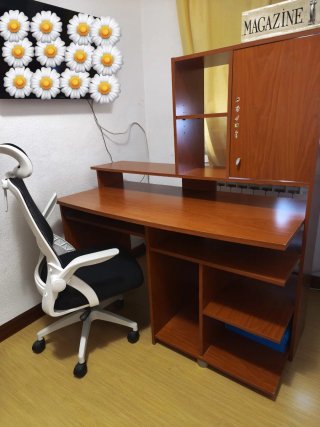 Escritorio y silla ergonómica