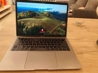Apple MacBook Air 13-inch (Model A1932).