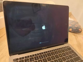 Apple MacBook Air 13-inch (Model A1932).