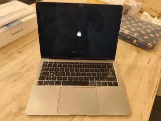 Apple MacBook Air 13-inch (Model A1932).