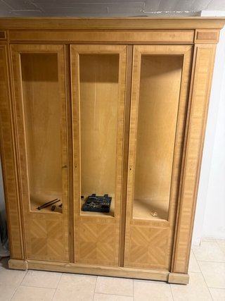 Vetrina in legno con vetri