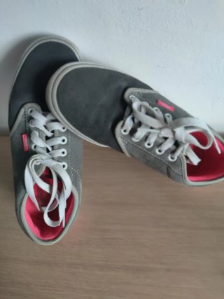 Zapatillas Vans grises y rosas