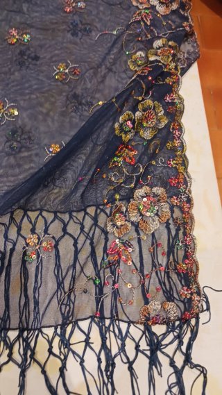 Fular marino  con bordados y lentejuelas