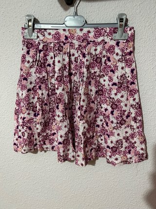 Minifalda floral rosa y blanca Stradivarius s