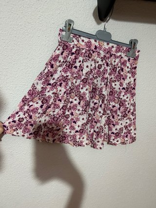 Minifalda floral rosa y blanca Stradivarius s