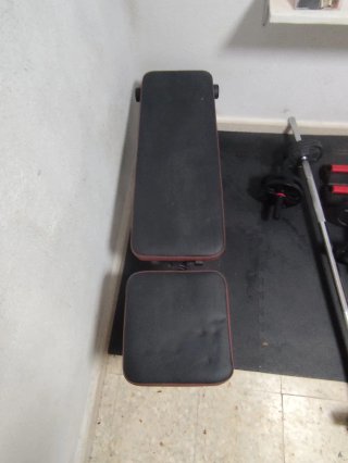 Banco de gimnasio y pesas