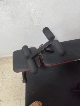 Banco de gimnasio y pesas