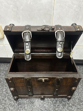 Baúl de madera pequeño con detalles