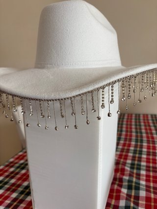Sombrero cowboy blanco con flecos de strass