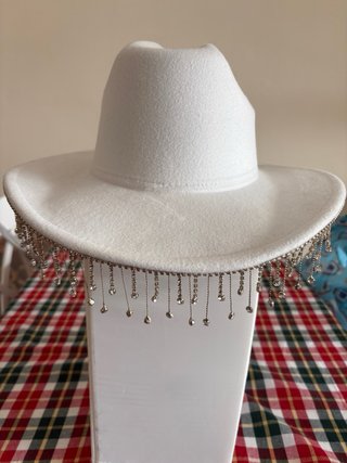 Sombrero cowboy blanco con flecos de strass