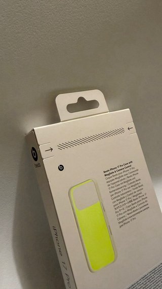 Funda Beats iPhone 17 Pro MagSafe e microfibra