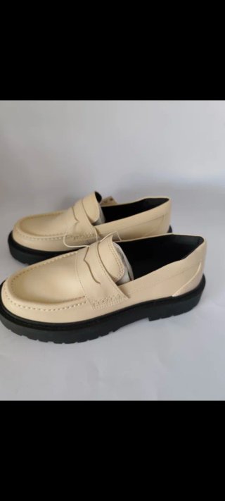 Mocasines de niña N°35 de Zara nuevos.