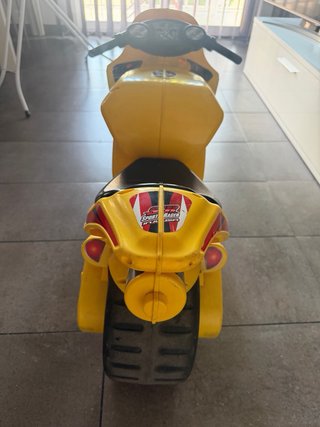 Moto de Juguete INJUSA Winner Roja y Amarilla