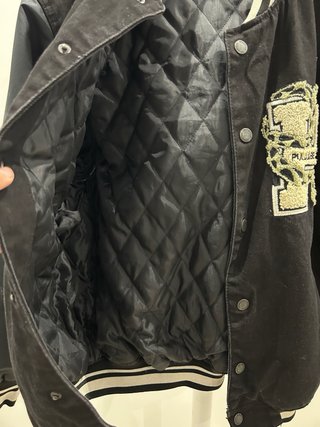 Chaqueta bomber Pull&Bear universitaria negra