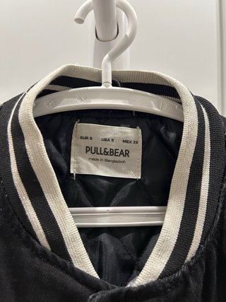 Chaqueta bomber Pull&Bear universitaria negra