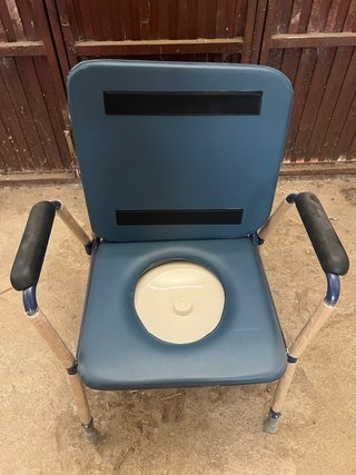 Sillón WC azul y negro