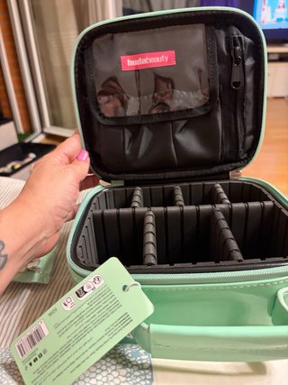 Neceser Huda Beauty y pinzas para el pelo