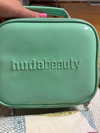 Neceser Huda Beauty y pinzas para el pelo