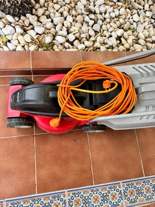 Cortacésped eléctrico con cable naranja
