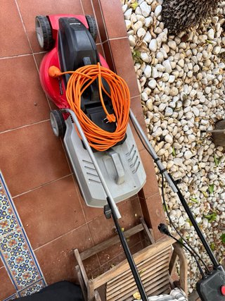 Cortacésped eléctrico con cable naranja