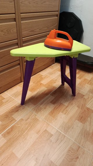 Planchero infantil con plancha de juguete