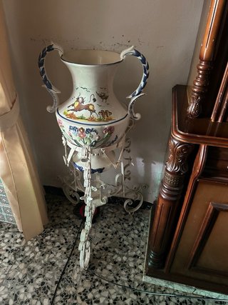 Jarrón de cerámica con pie de forja