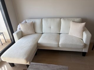 Sofá terciopelo blanco pastel