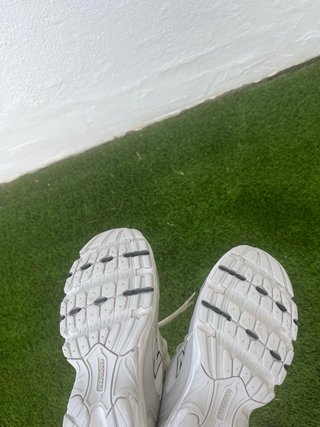 Zapatillas New Balance grises y blancas. Marca