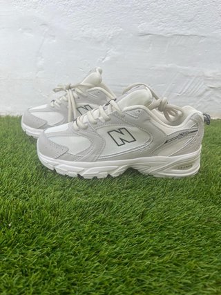 Zapatillas New Balance grises y blancas. Marca