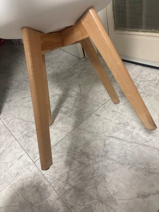 Silla  de diseño moderna blanca y madera