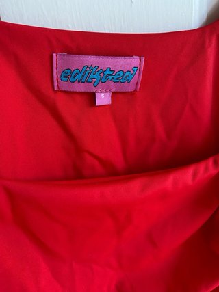 Top rojo fruncido en los lados